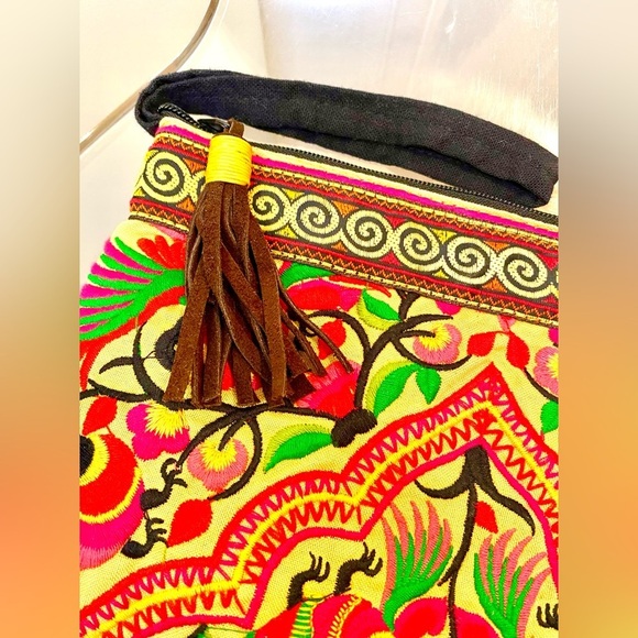 ✅🆕 Thai embroidered wristlet/clutch,fringe tassel, multi clr floral pattern 🌺🌸 - Picture 2 of 5